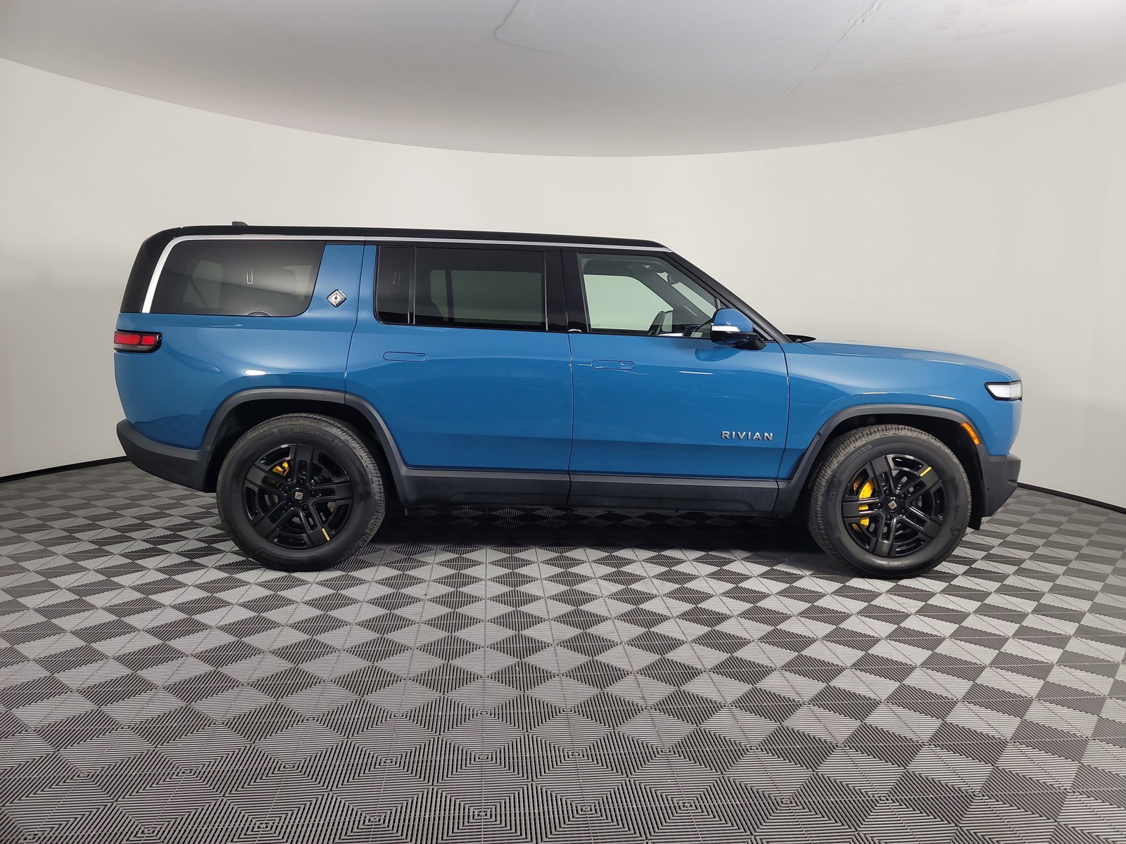 Used 2023 Rivian R1S Adventure image 6