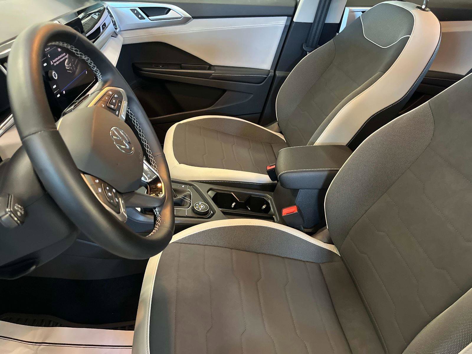 Used 2025 Volkswagen Taos SE image 21