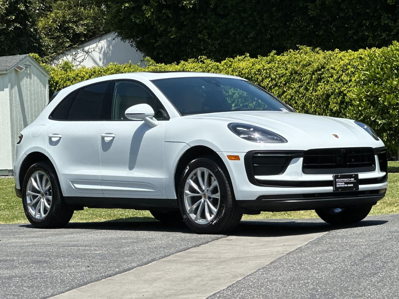 Certified 2025 Porsche Macan AWD/4WD image 10