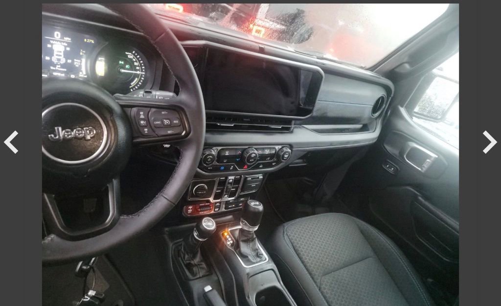 Used 2025 Jeep Wrangler Unlimited Rubicon 4xe image 16