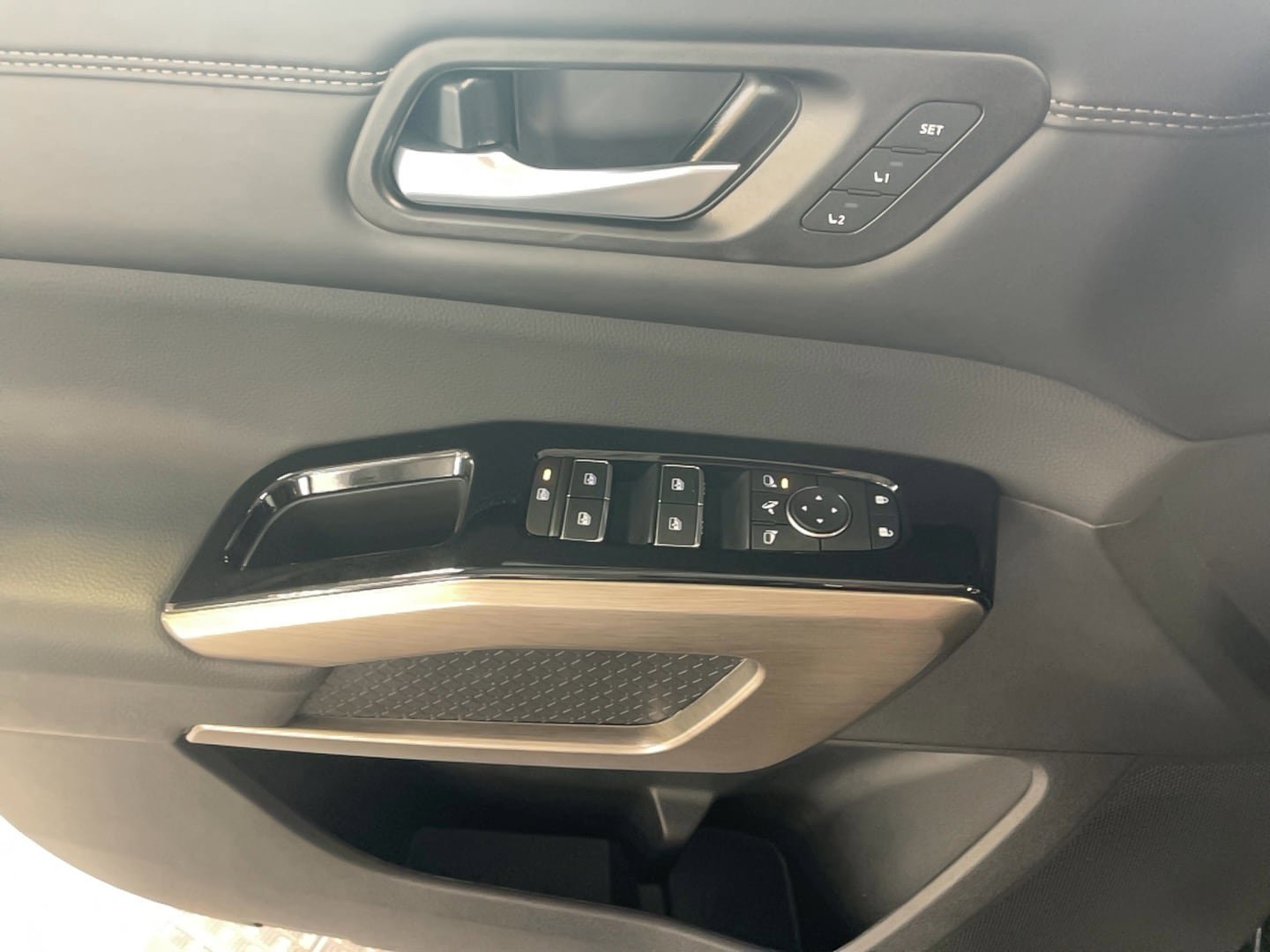 Used 2025 Nissan Pathfinder Platinum AWD/4WD image 17