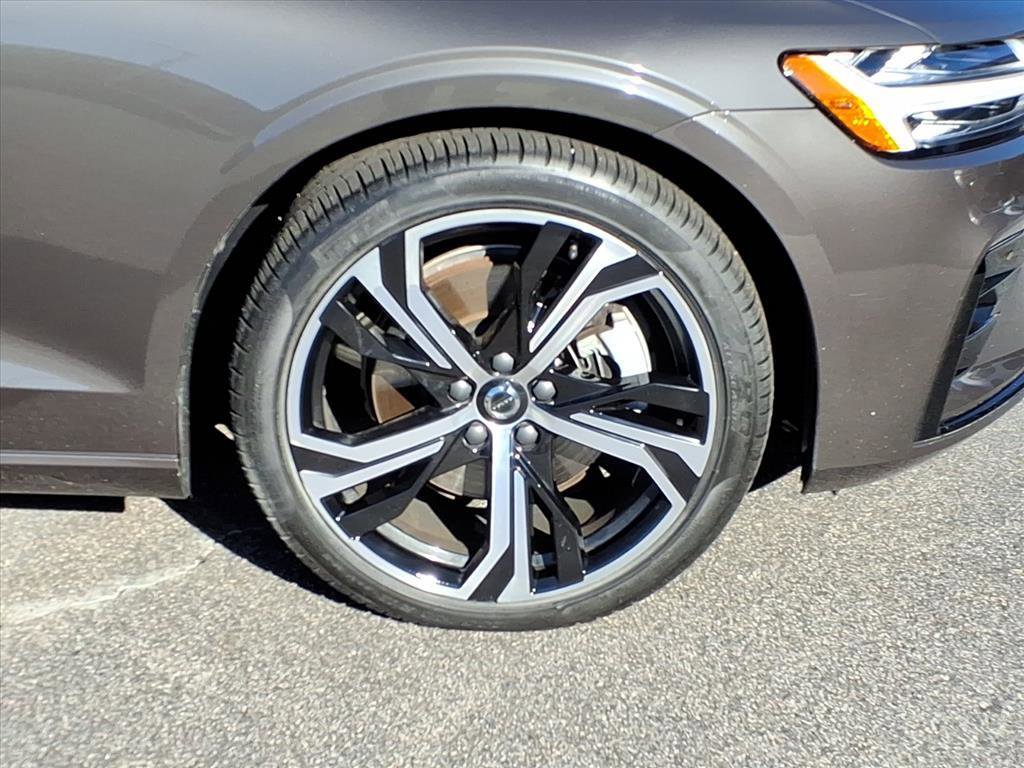 Certified 2025 Volvo S60 B5 Core AWD/4WD image 11