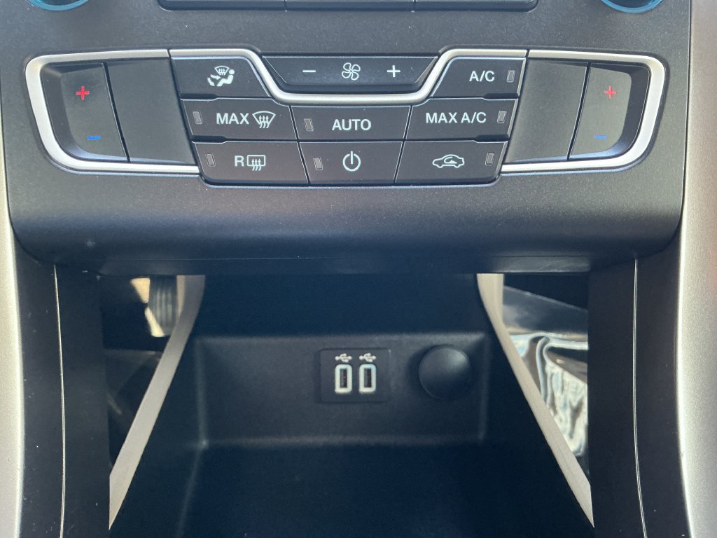 Used 2020 Ford Fusion SE FWD image 19