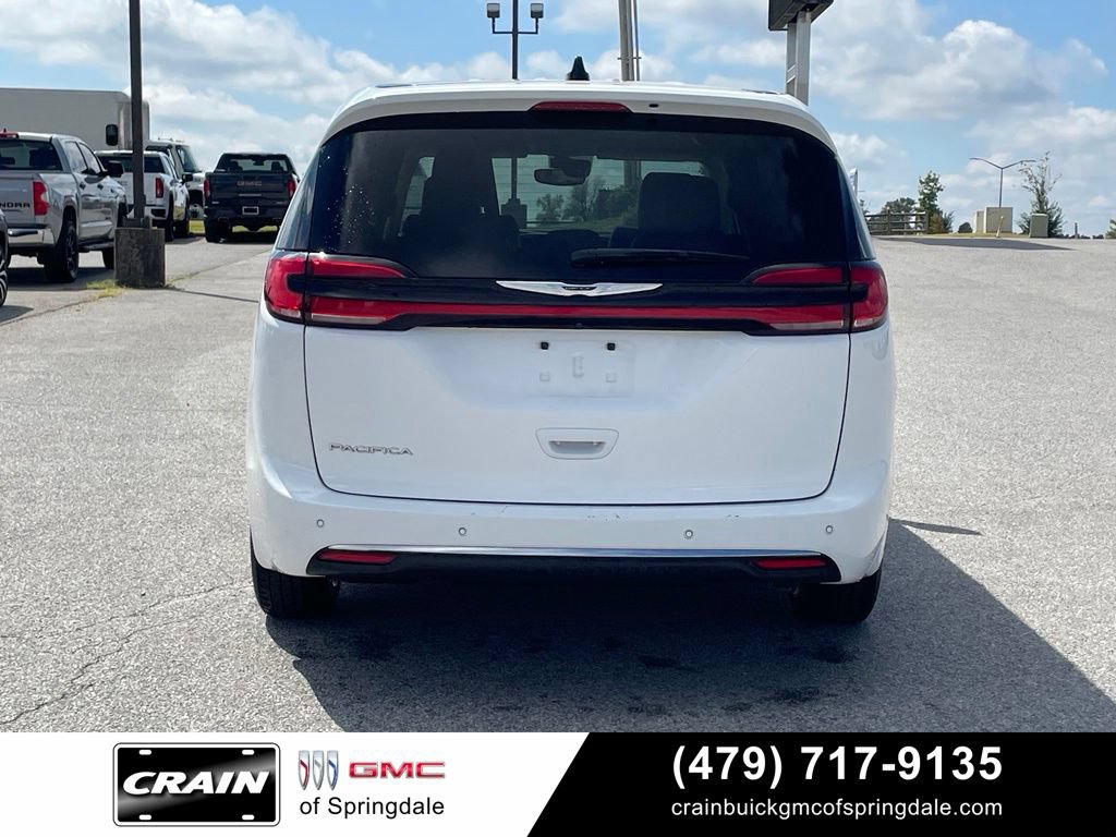 Used 2024 Chrysler Pacifica Touring-L FWD image 6