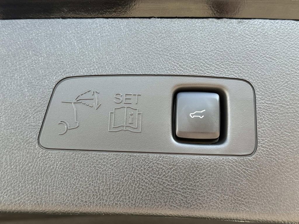 Certified 2024 Lincoln Corsair FWD w/ Equipment Group 101A image 19