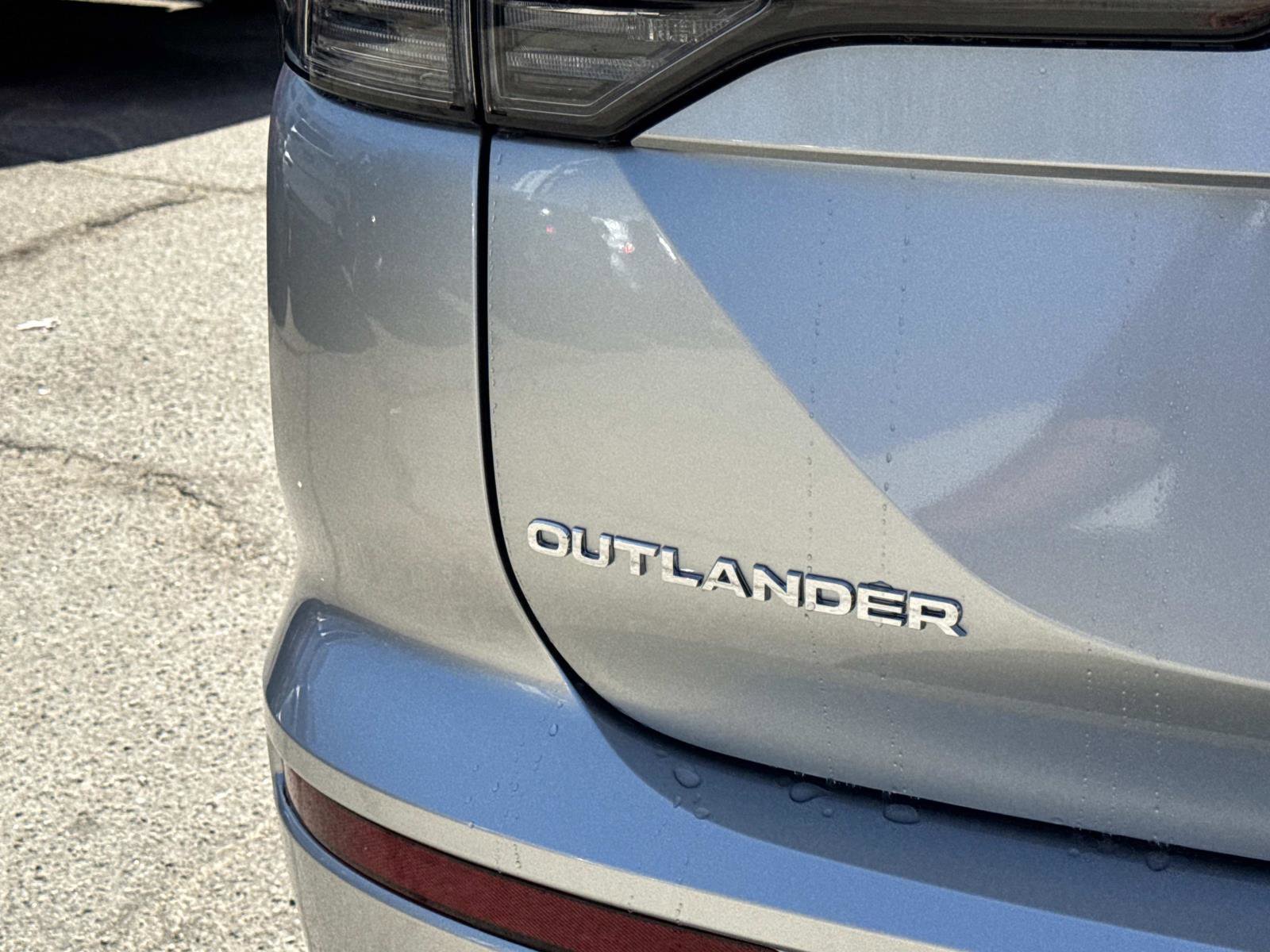 New 2025 Mitsubishi Outlander SE image 5