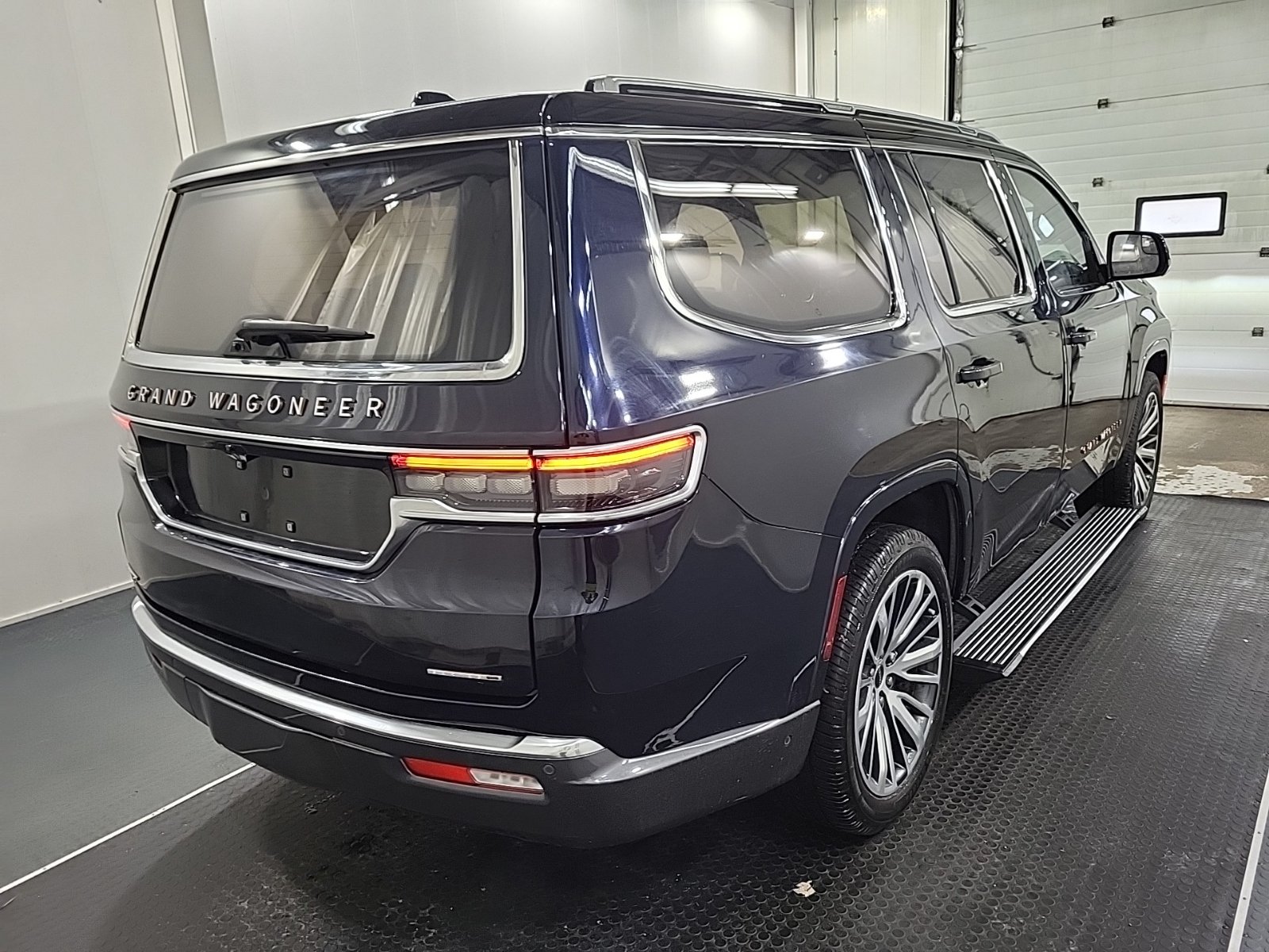Used 2022 Jeep Grand Wagoneer Series III w/ Rear-Seat Entertainment Group AWD/4WD image 3