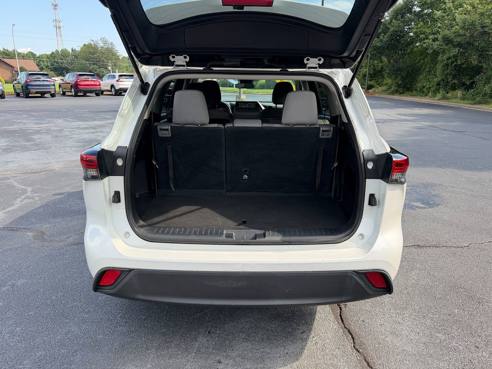 Used 2022 Toyota Highlander L FWD image 8