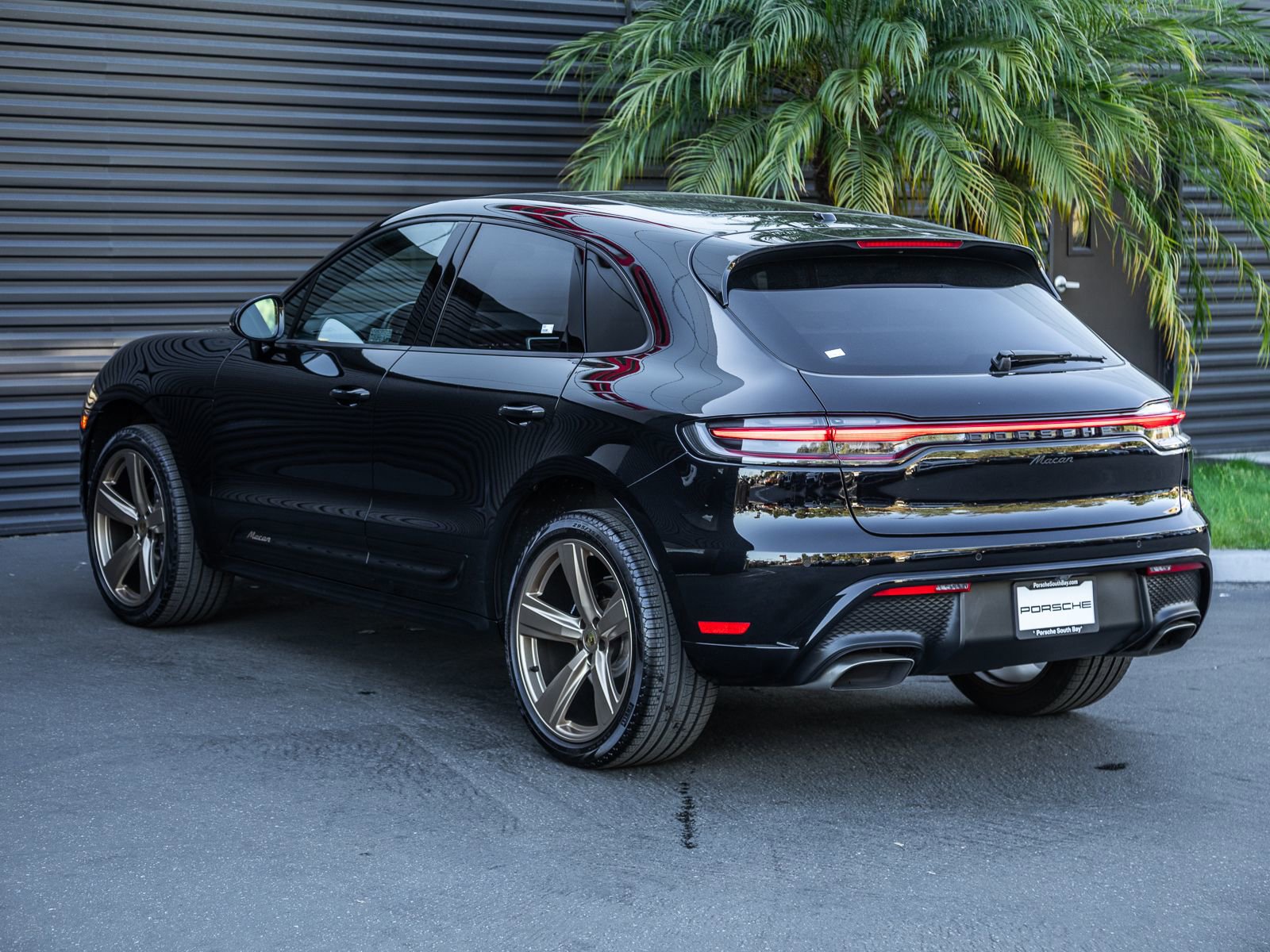 Certified 2022 Porsche Macan image 3