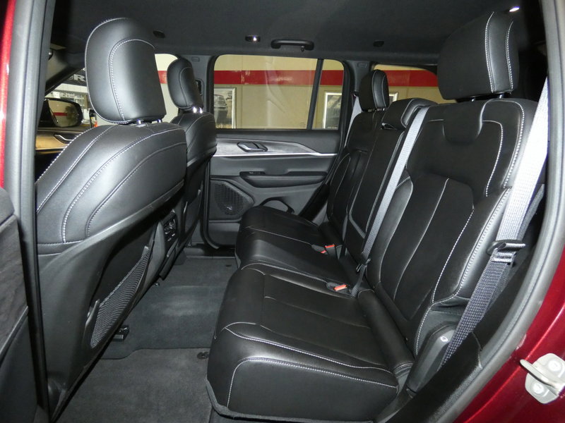 Used 2024 Jeep Grand Cherokee Limited image 24