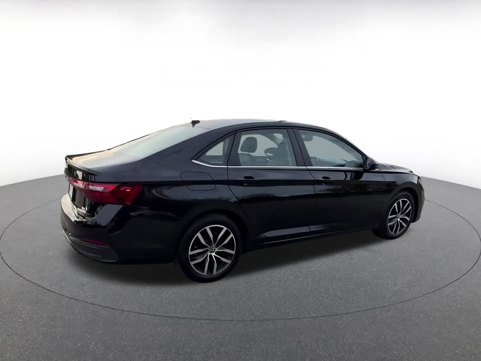 Used 2025 Volkswagen Jetta SE image 15