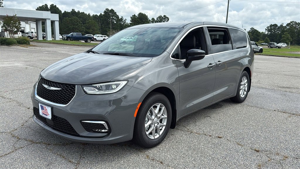 New 2025 Chrysler Pacifica Select image 3