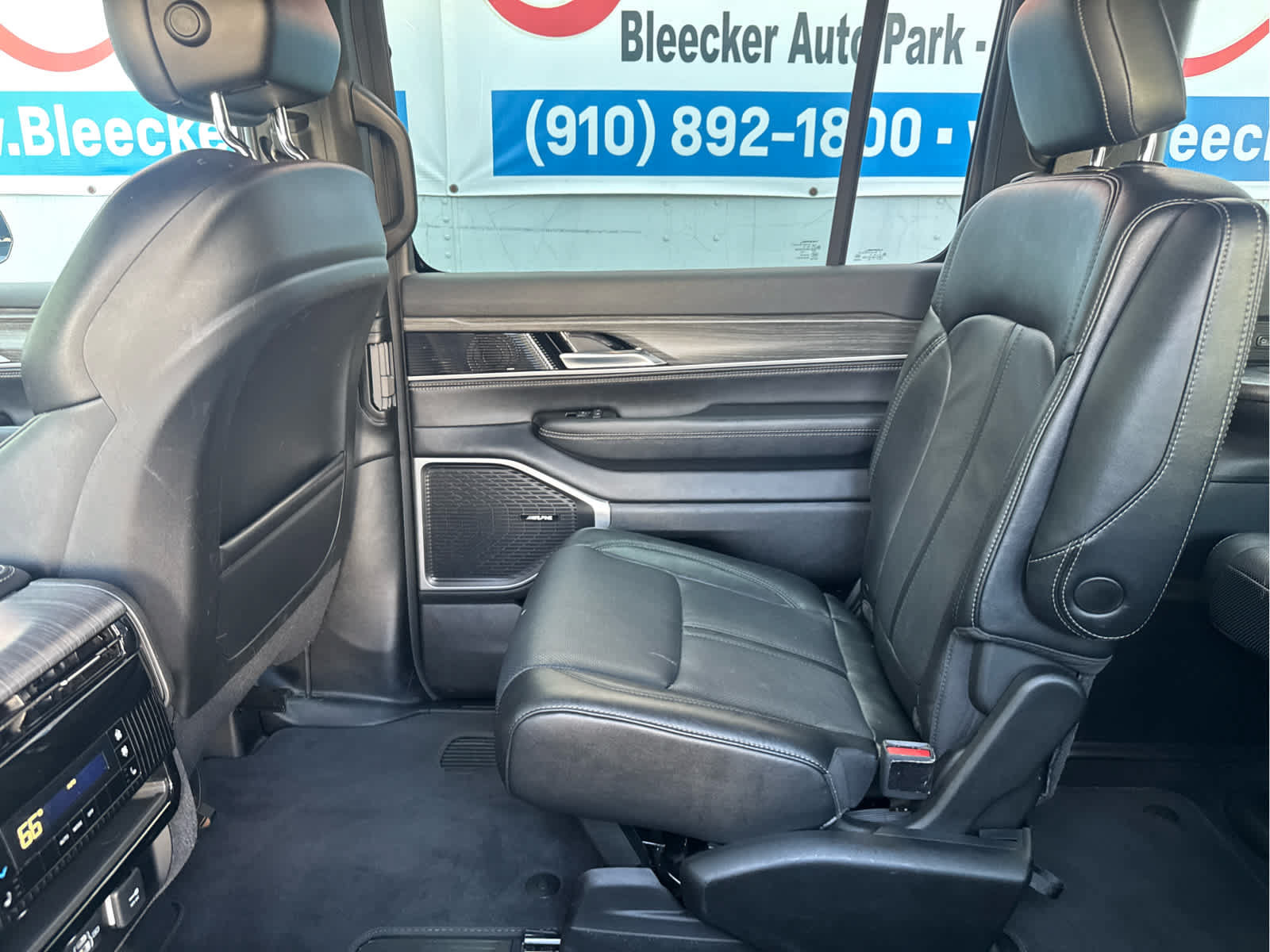 Used 2024 Jeep Wagoneer Series III AWD/4WD image 38
