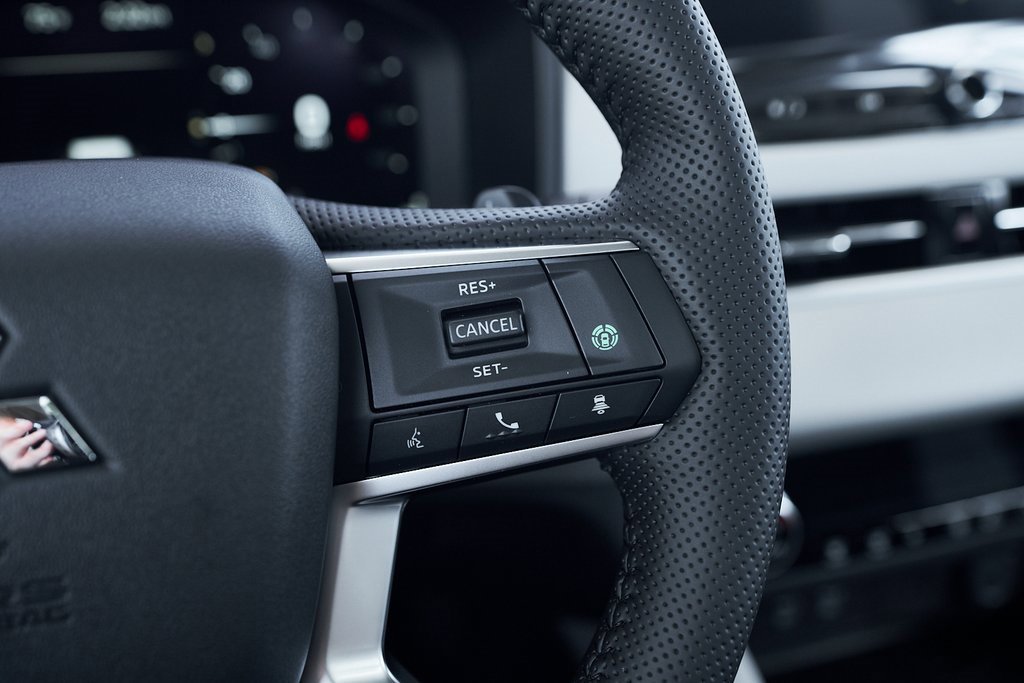 New 2025 Mitsubishi Outlander SE image 37