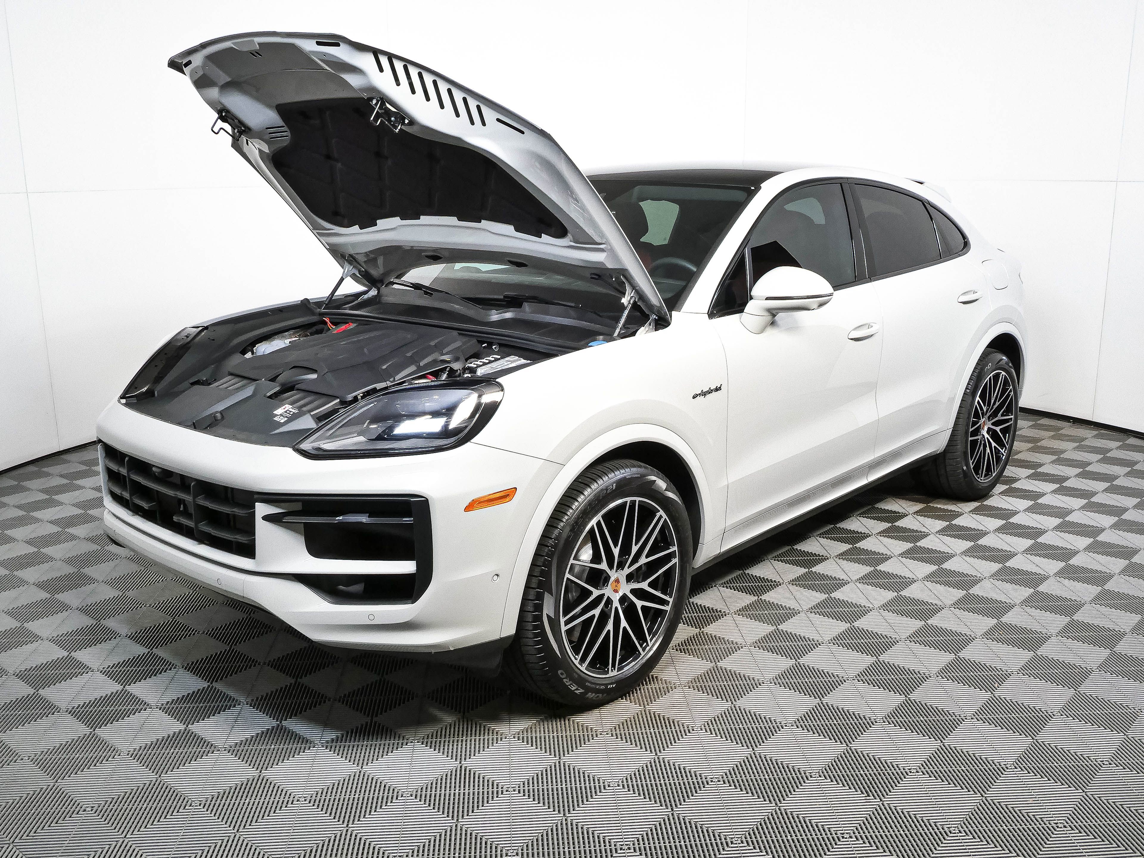 Certified 2026 Porsche Cayenne E-Hybrid Coupe AWD/4WD image 34