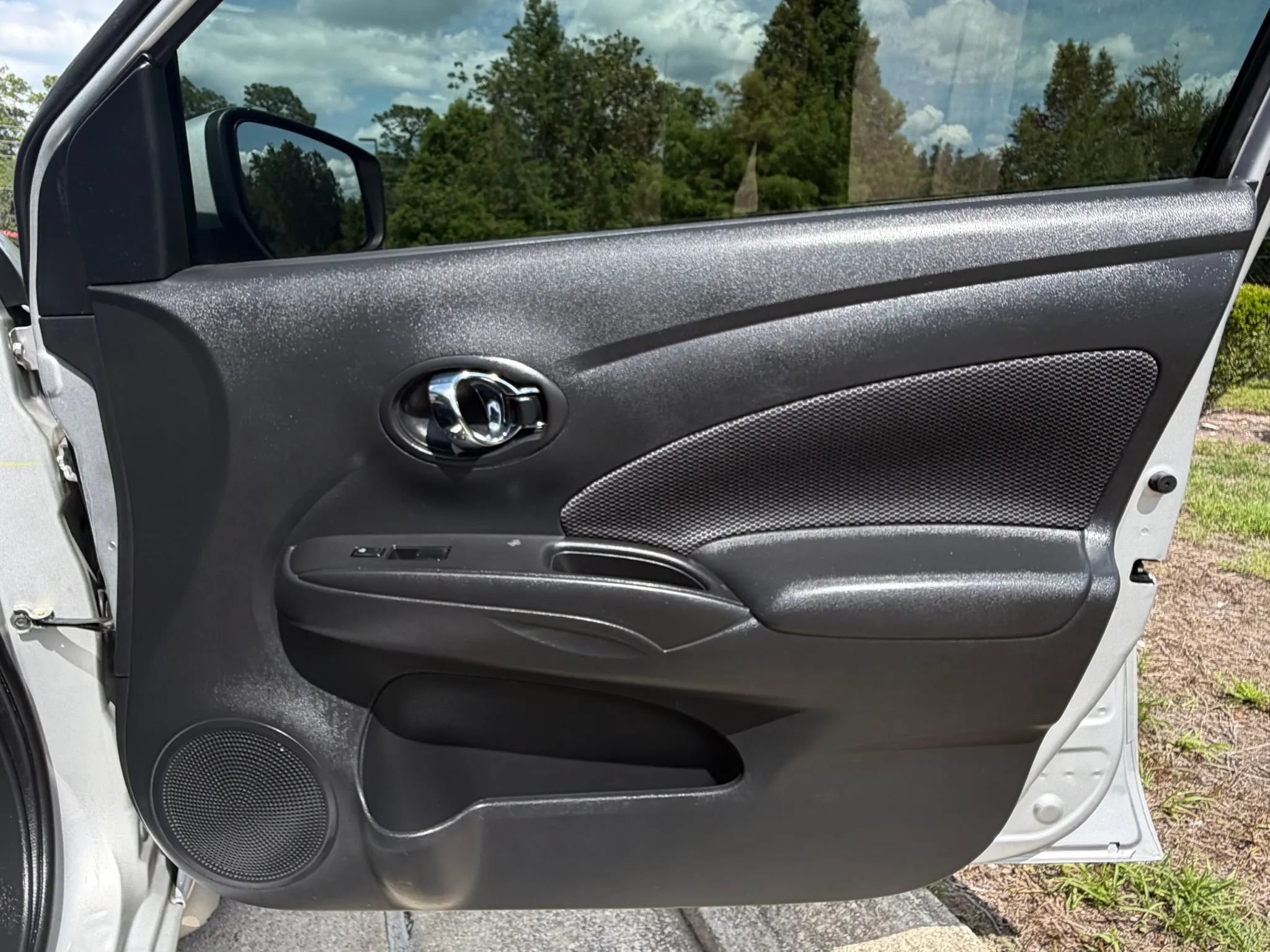 Used 2018 Nissan Versa SV FWD image 30