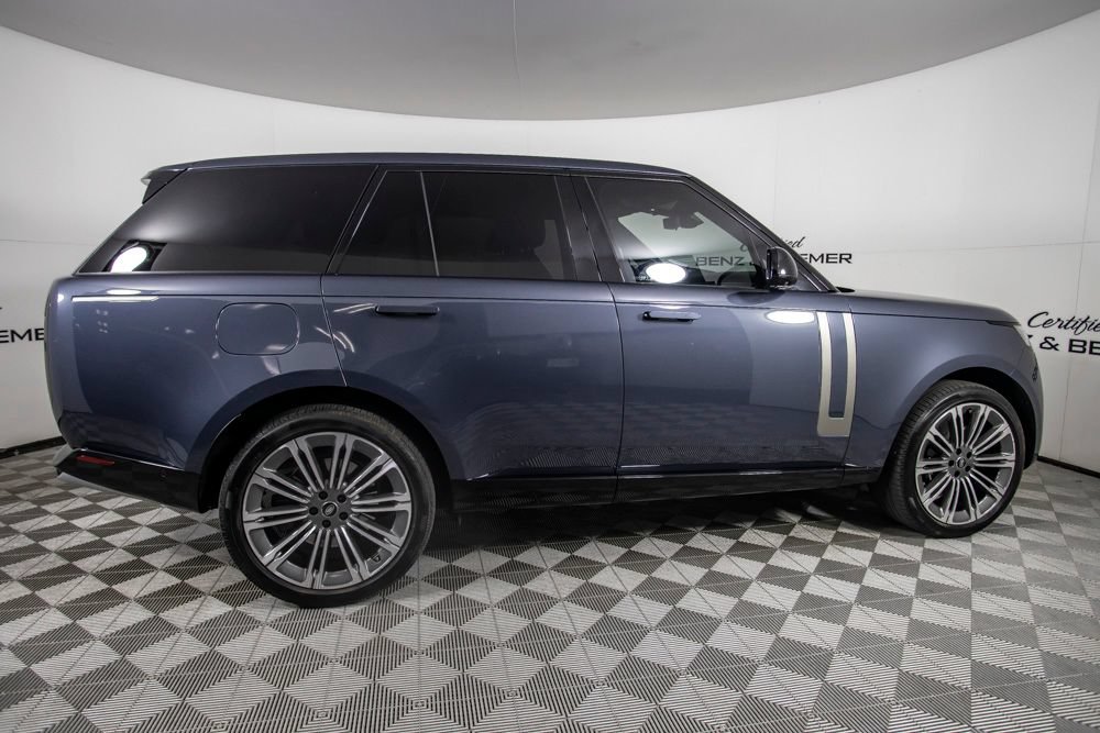 Used 2025 Land Rover Range Rover SE AWD/4WD image 4
