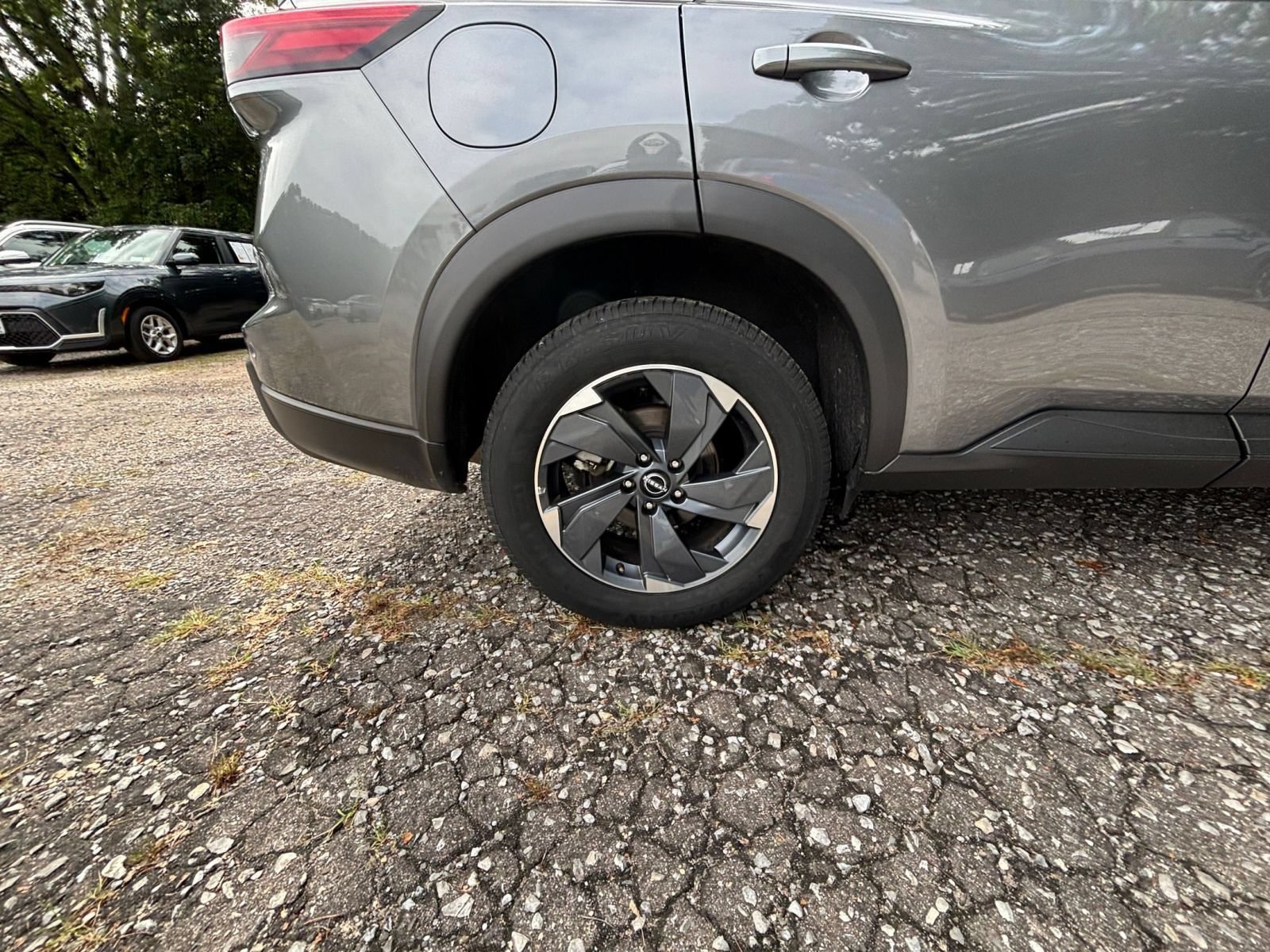 Used 2025 Nissan Rogue SV FWD image 31