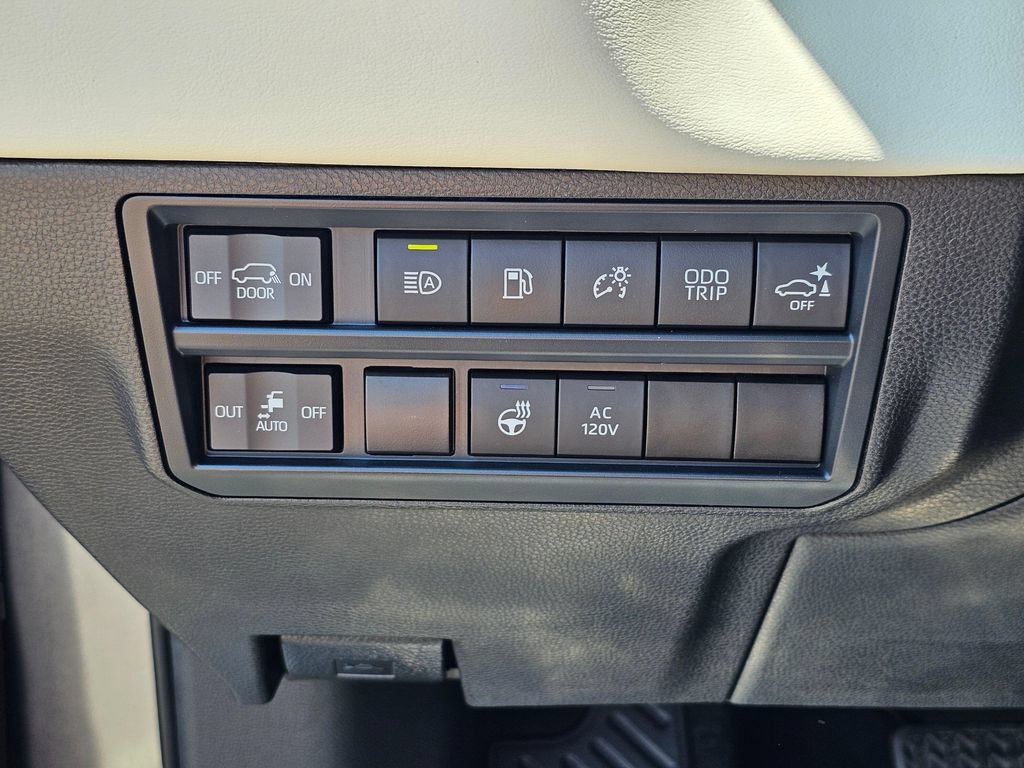 Used 2025 Toyota Sequoia Capstone AWD/4WD image 27