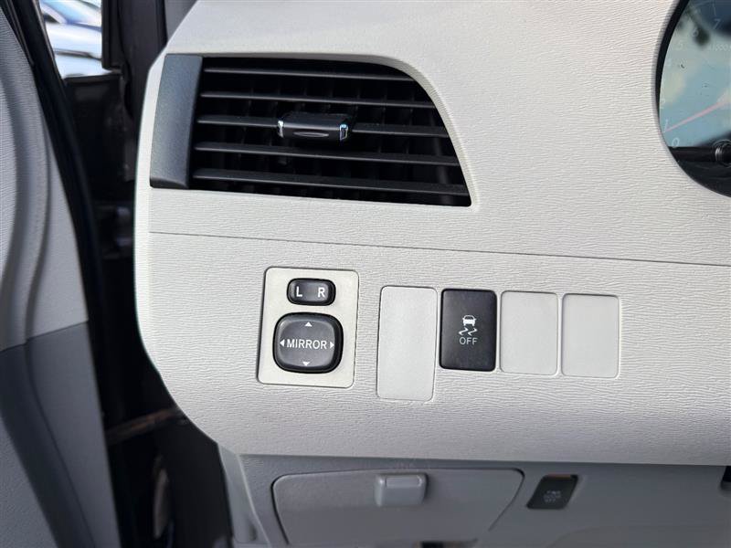Used 2012 Toyota Sienna LE FWD image 37