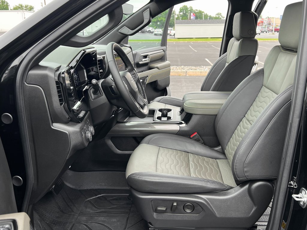 Used 2025 Chevrolet Silverado 2500 ZR2 w/ Technology Package image 3