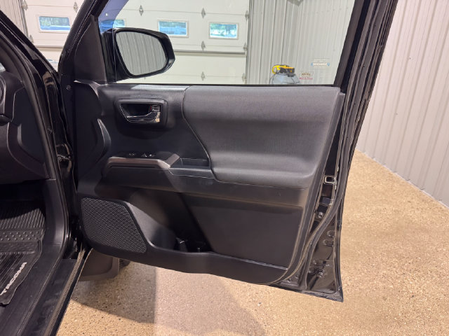 Used 2018 Toyota Tacoma TRD Sport AWD/4WD image 22