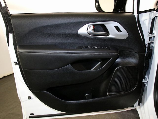 Used 2025 Chrysler Pacifica Limited image 24