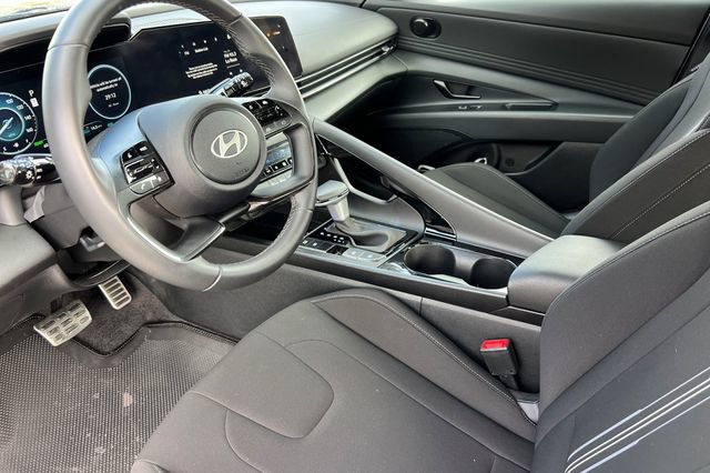 Certified 2025 Hyundai Elantra SEL FWD image 12