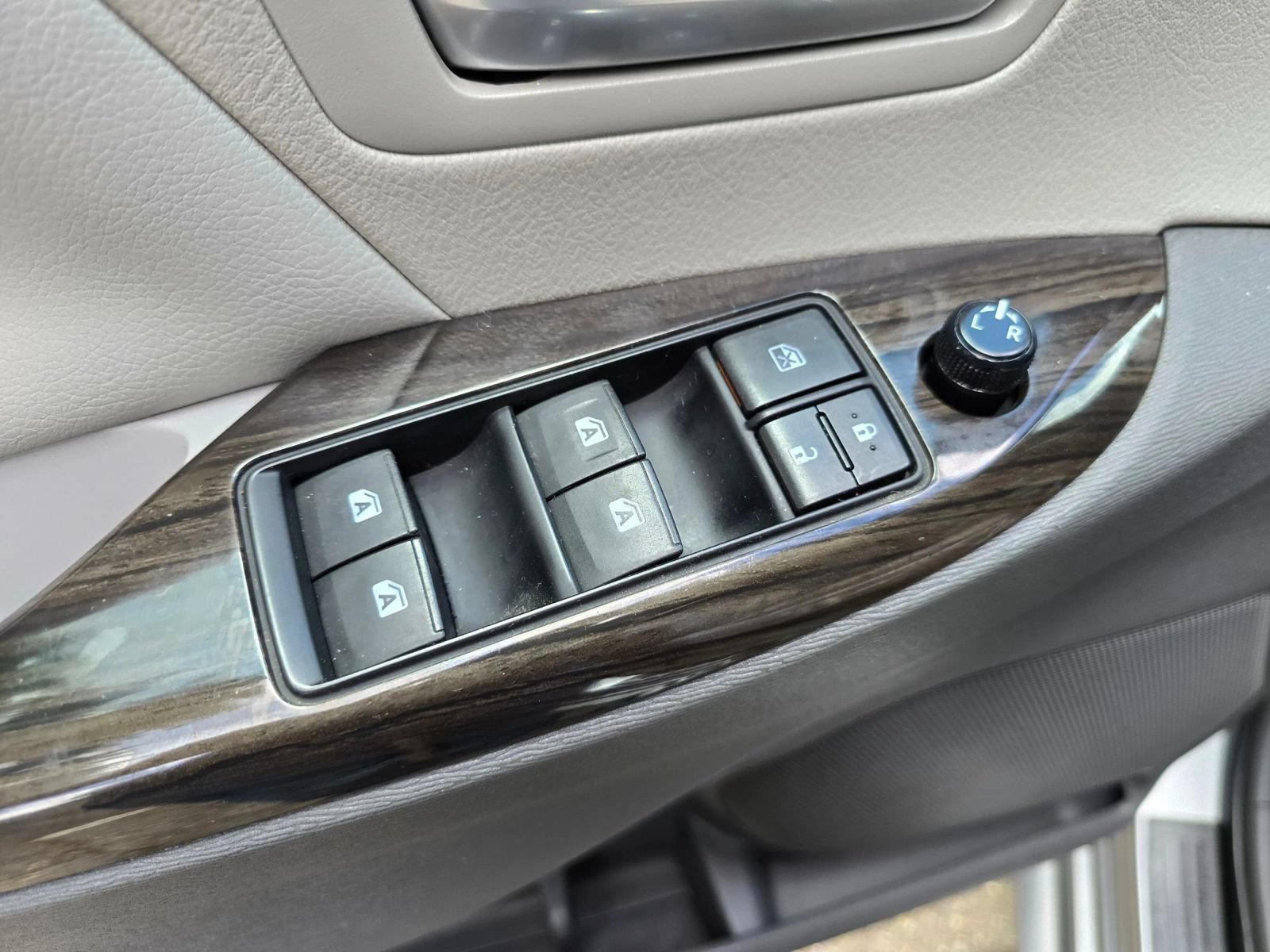 Used 2015 Toyota Sienna XLE w/ XLE Navigation Package FWD image 24