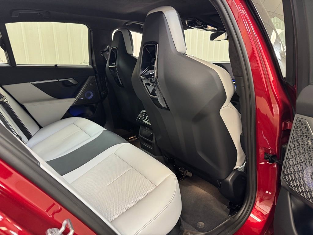 Used 2025 BMW M5 w/ Carbon Package image 27