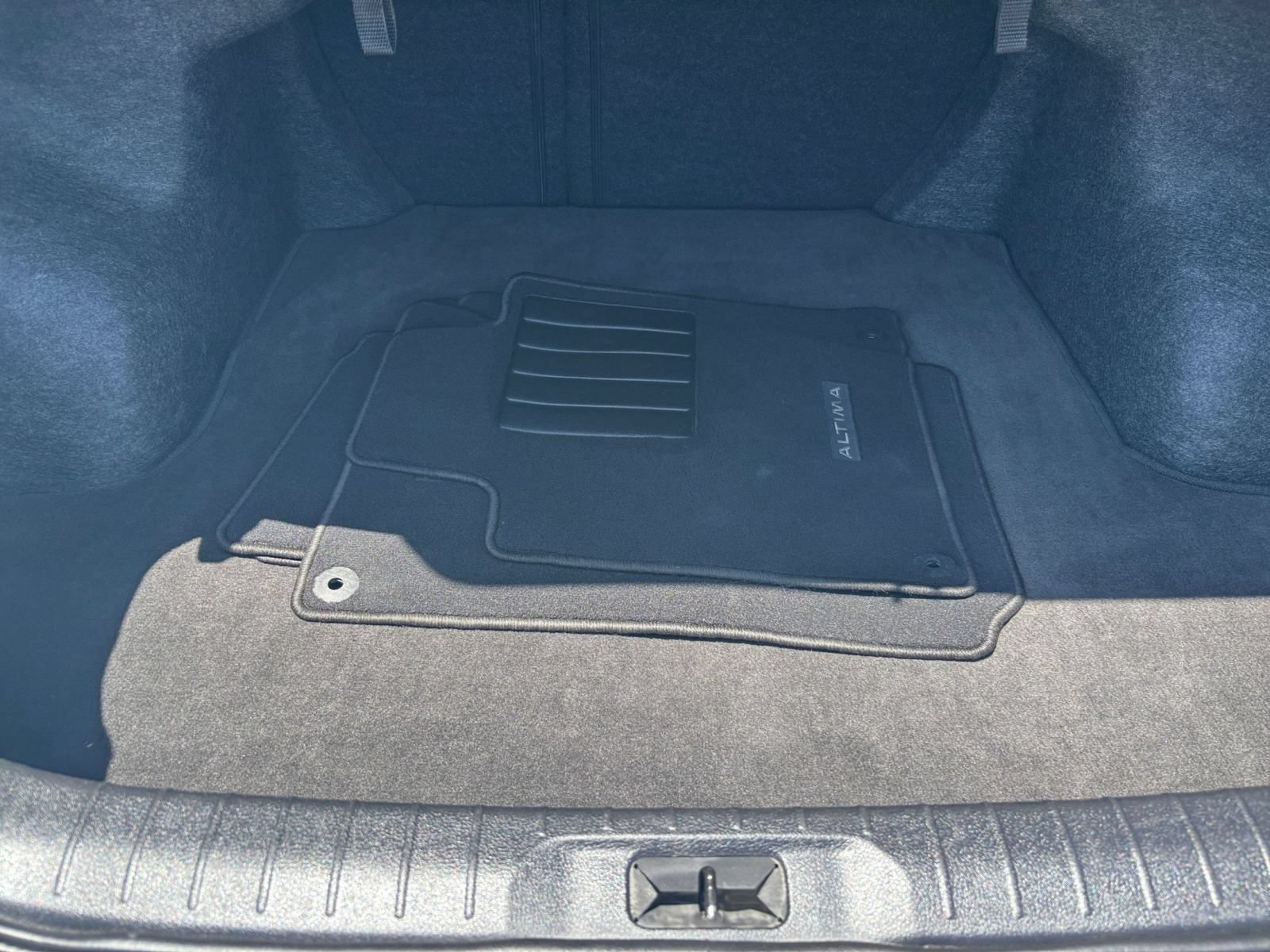 Used 2025 Nissan Altima 2.5 SV FWD image 32