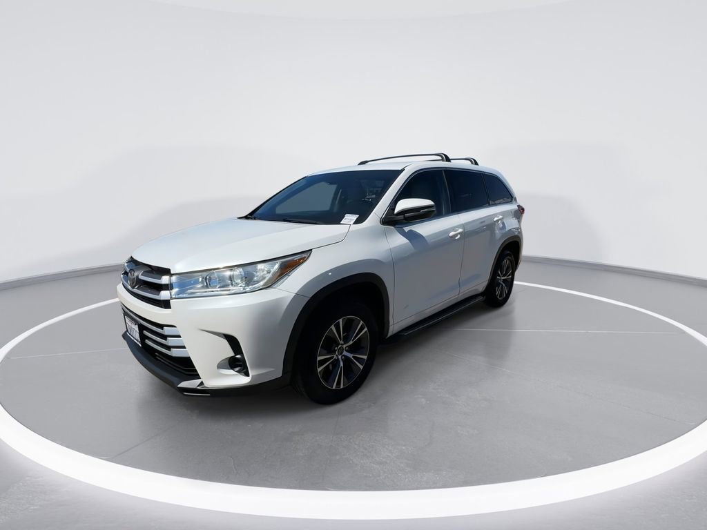 Used 2017 Toyota Highlander LE w/ Carpet Mat Package FWD image 5