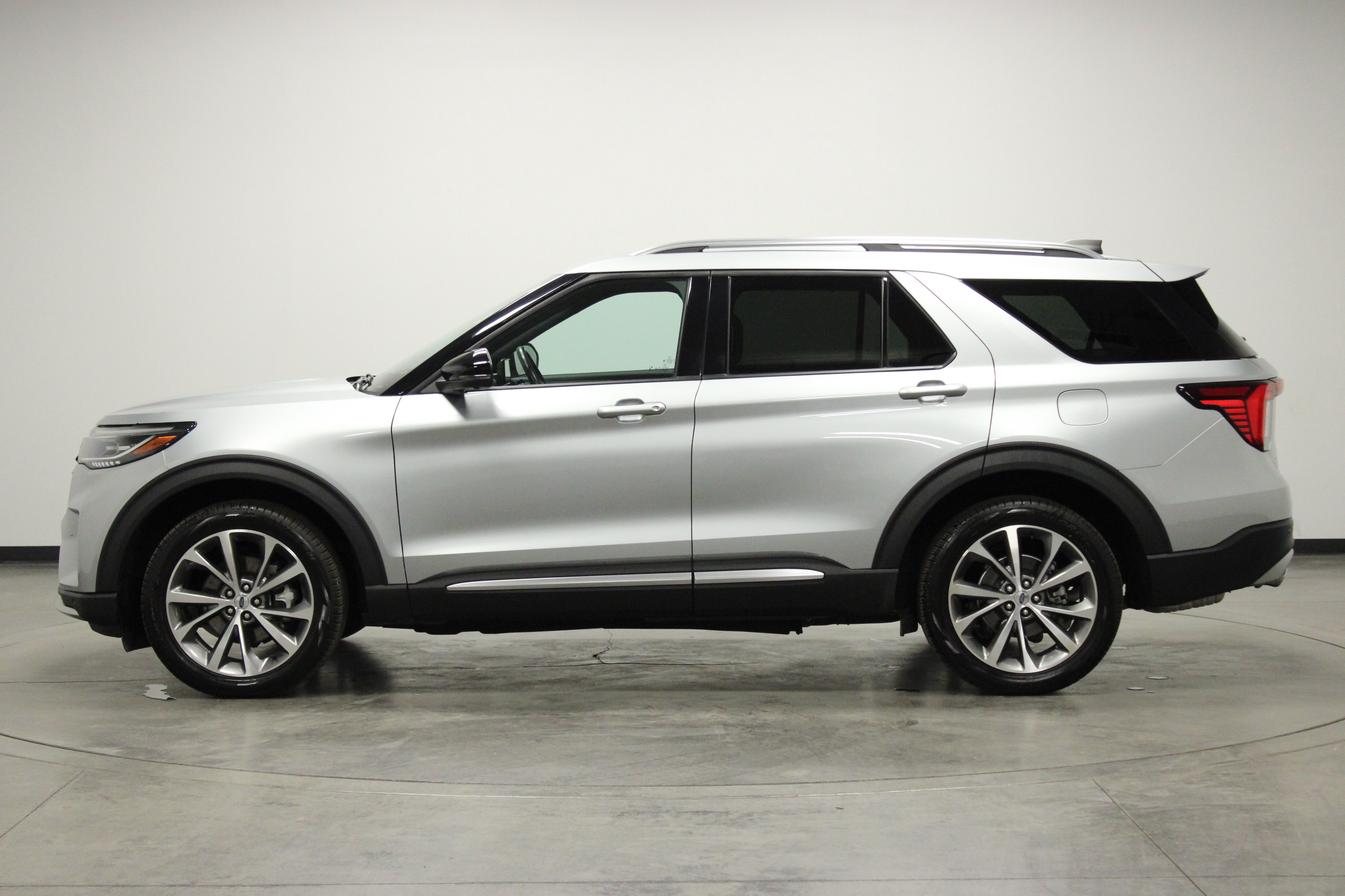 Used 2025 Ford Explorer Platinum w/ Ultimate Package AWD/4WD image 5