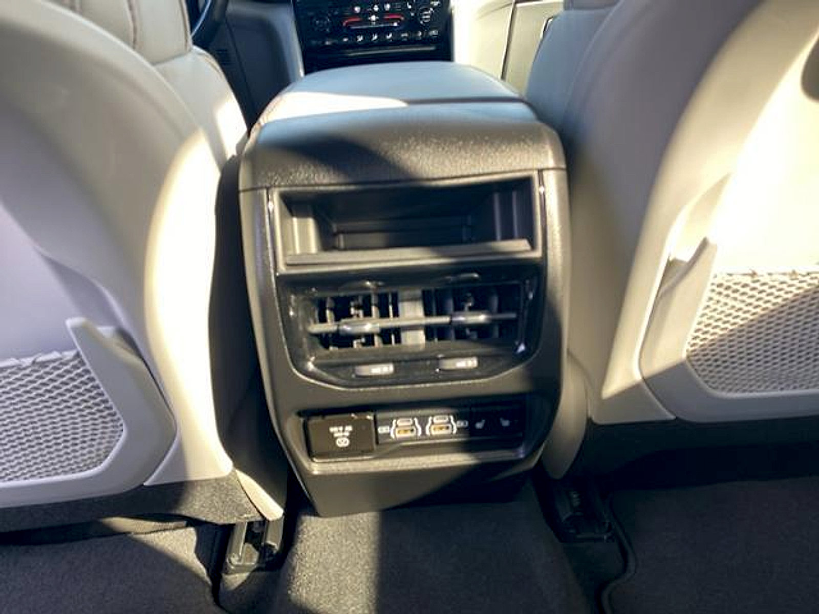 Used 2022 Jeep Grand Cherokee Overland RWD image 27