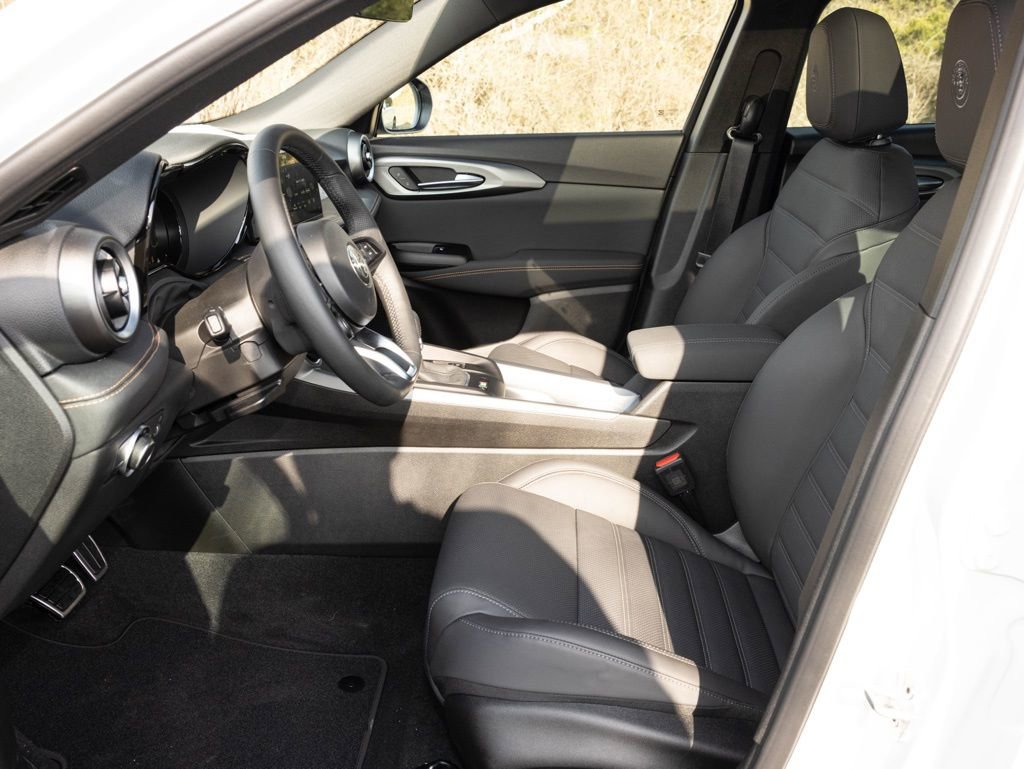 New 2026 Alfa Romeo Tonale w/ Black Premium Package image 23