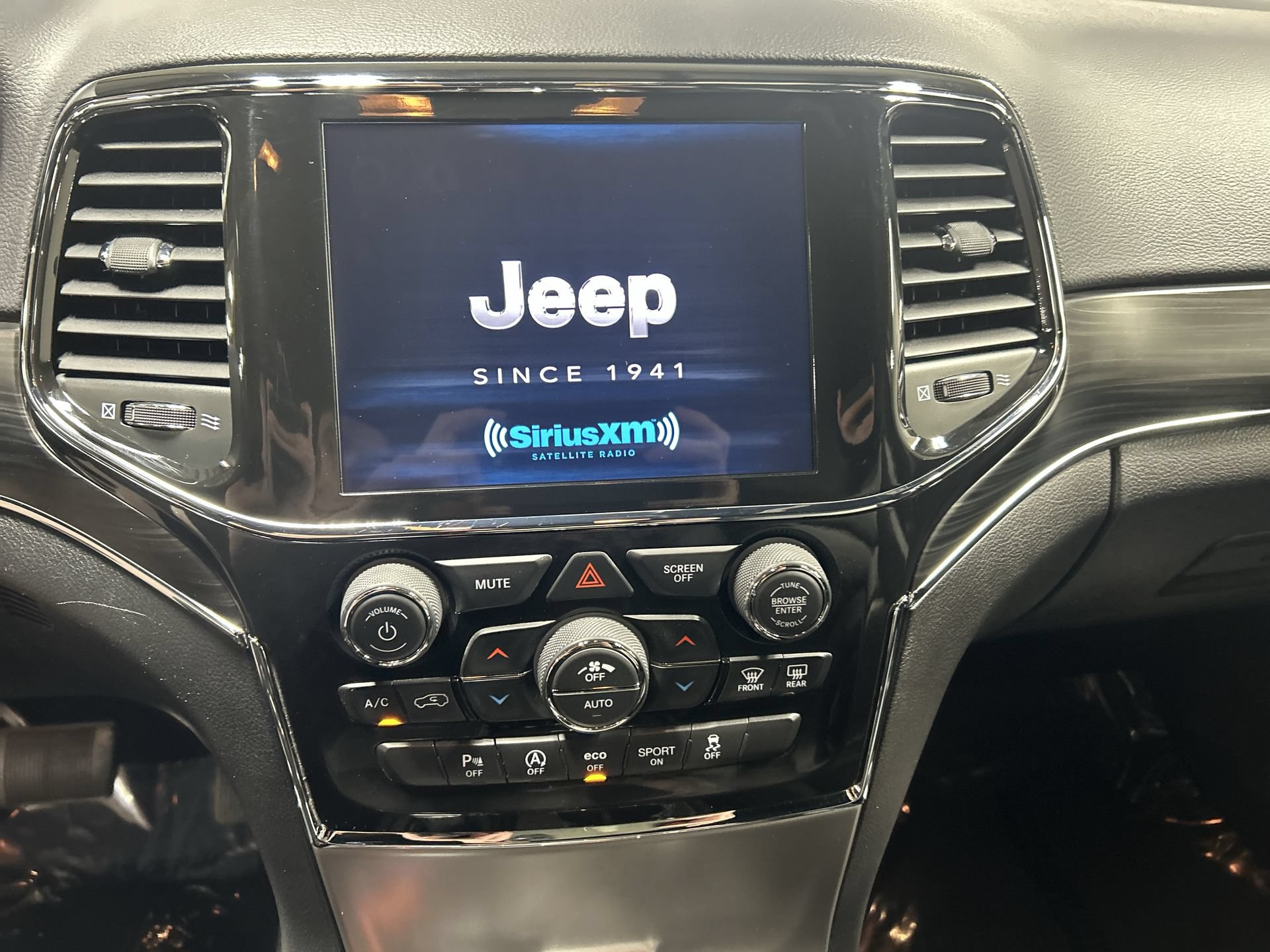 Used 2021 Jeep Grand Cherokee Limited AWD/4WD image 12