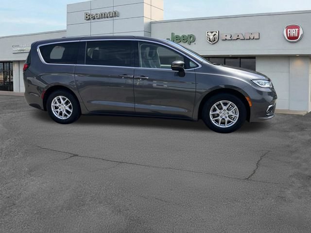 Used 2023 Chrysler Pacifica Touring-L FWD image 2