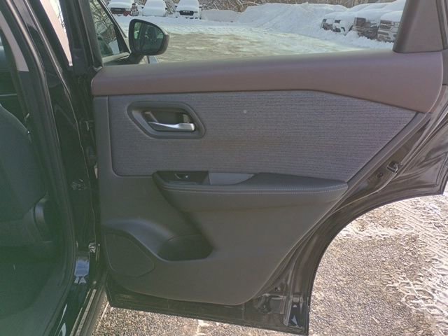 Used 2023 Nissan Rogue SV image 15