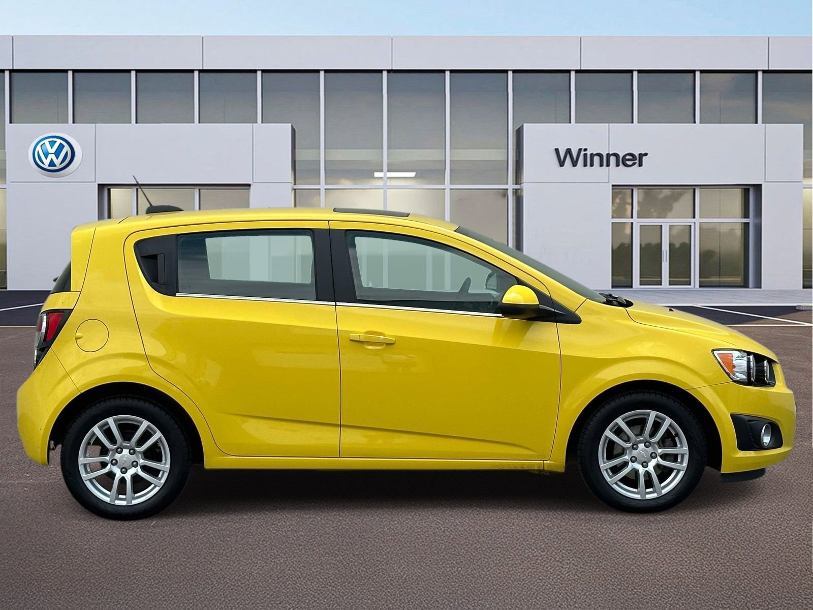 Used 2015 Chevrolet Sonic LT w/ LT Promotional Package FWD image 4