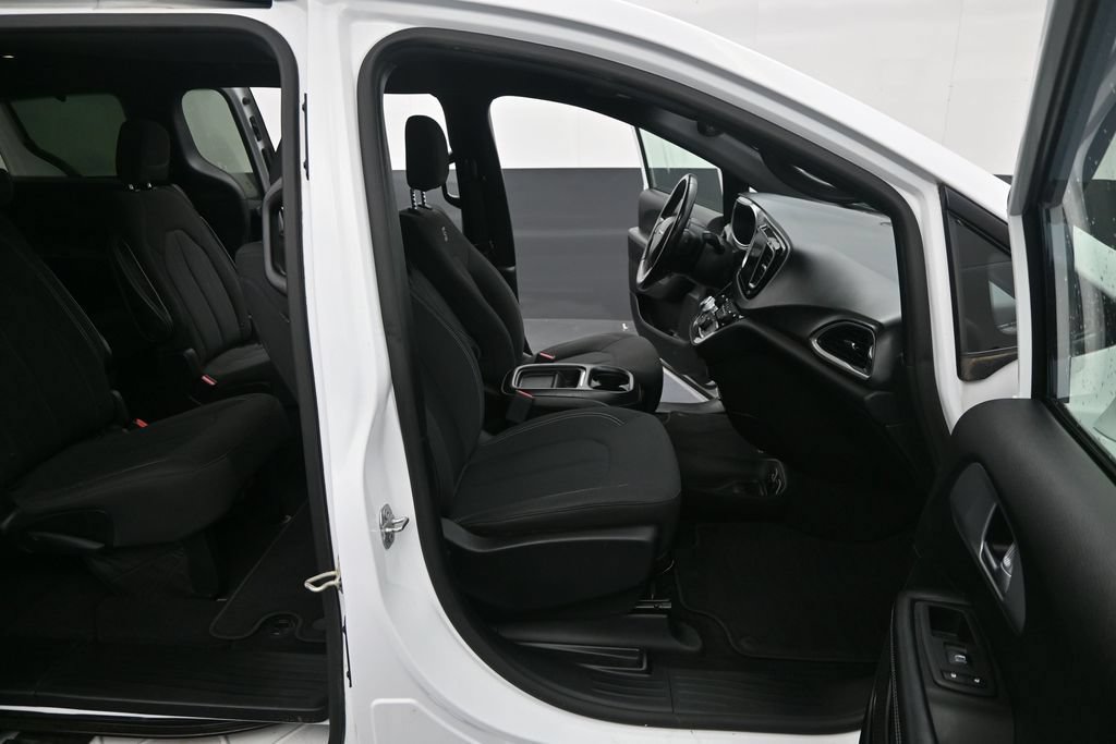 Used 2019 Chrysler Pacifica Touring Plus w/ Advanced Safetytec Group FWD image 35