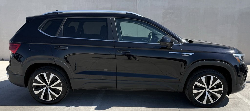 Certified 2024 Volkswagen Taos SE image 3