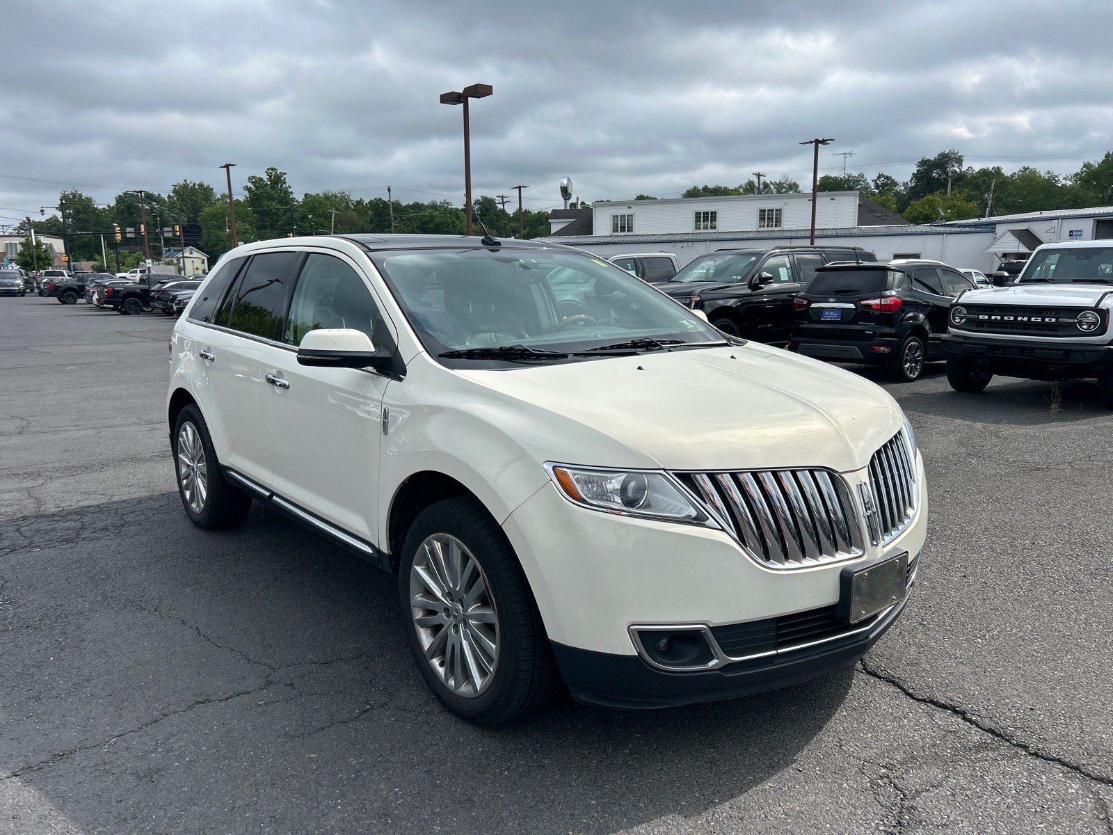 Used 2013 Lincoln MKX AWD image 3