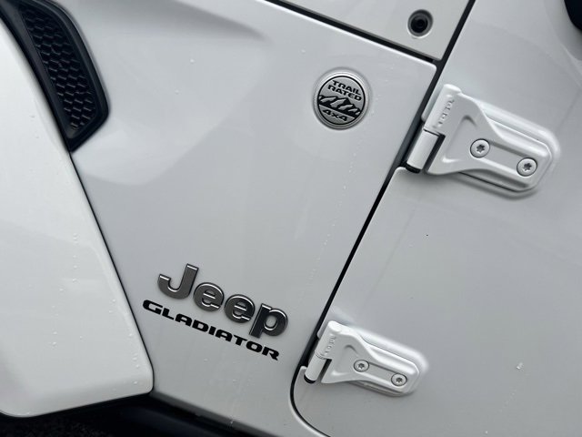 Used 2022 Jeep Gladiator Overland image 11