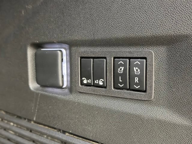 Used 2023 GMC Yukon SLT w/ SLT Premium Package AWD/4WD image 25
