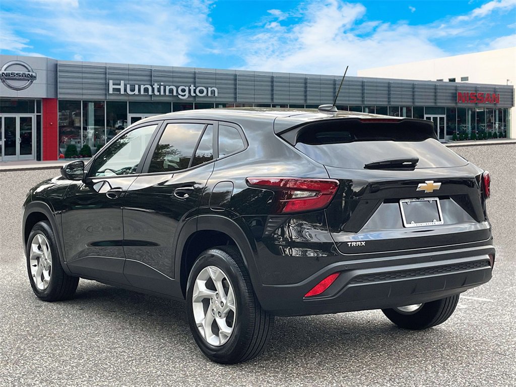 Used 2025 Chevrolet Trax LS w/ LS Convenience Package image 8