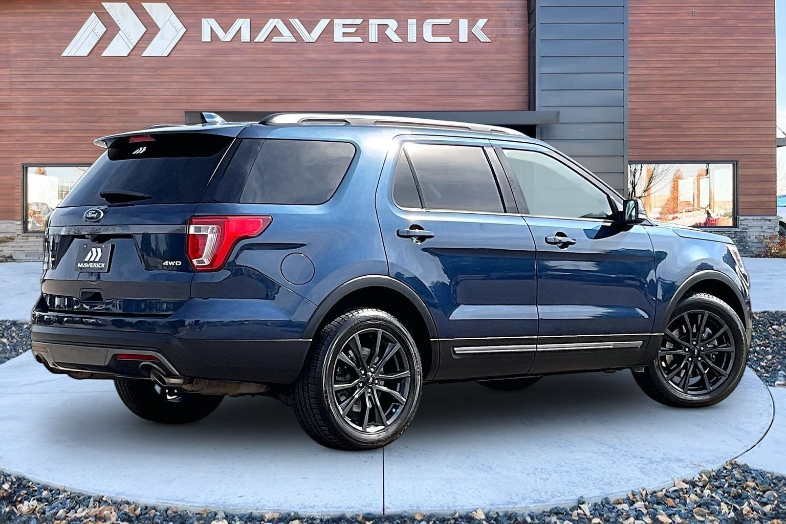 Used 2017 Ford Explorer XLT w/ Equipment Group 202A AWD/4WD image 5
