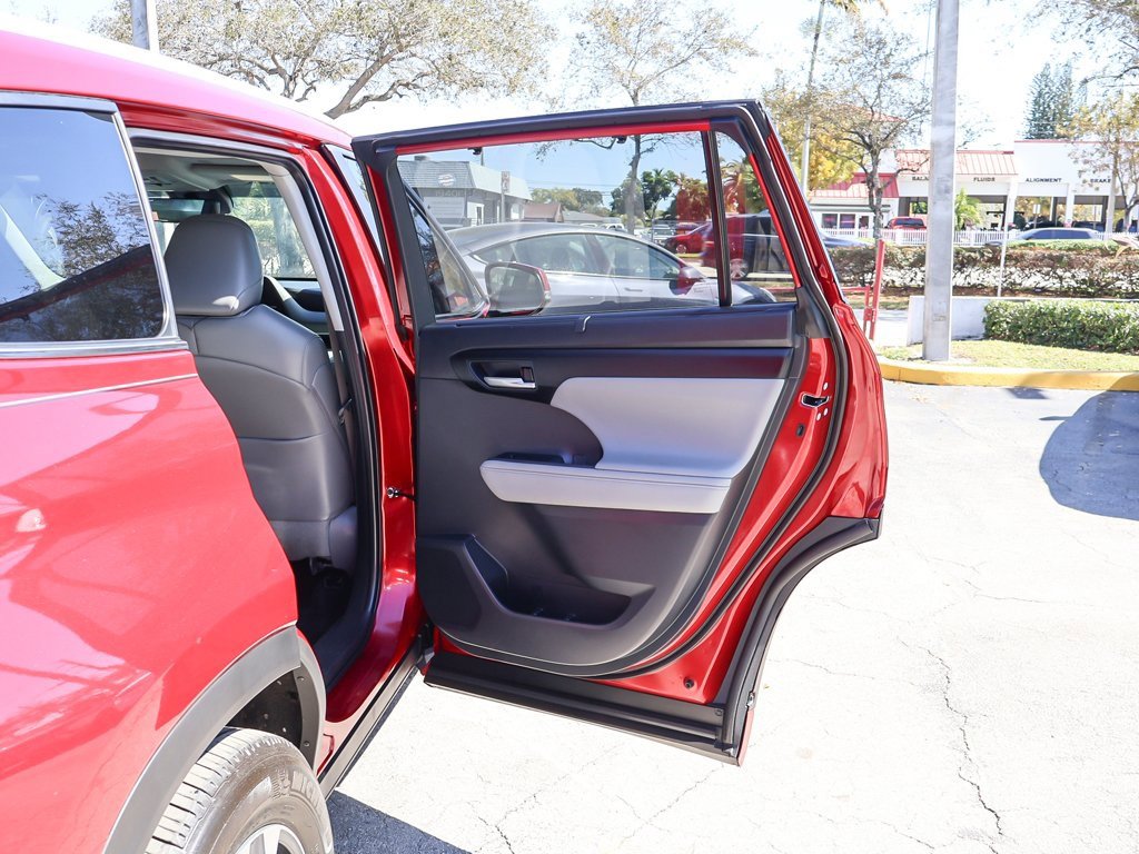 Used 2023 Toyota Highlander XLE image 26
