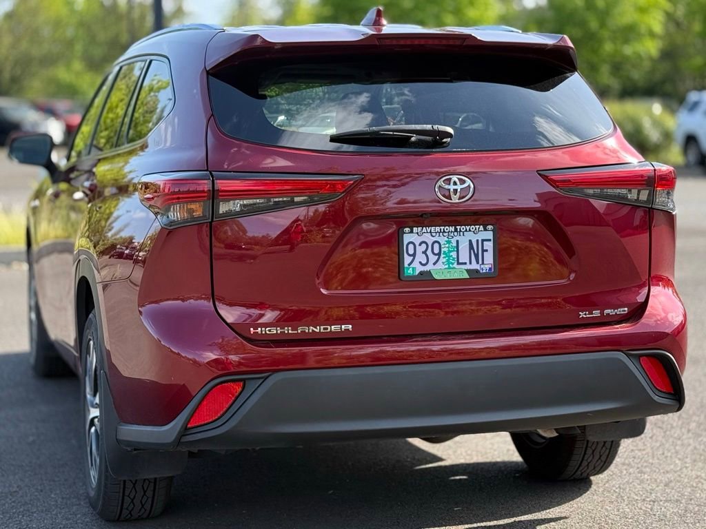 Certified 2021 Toyota Highlander XLE AWD/4WD image 3