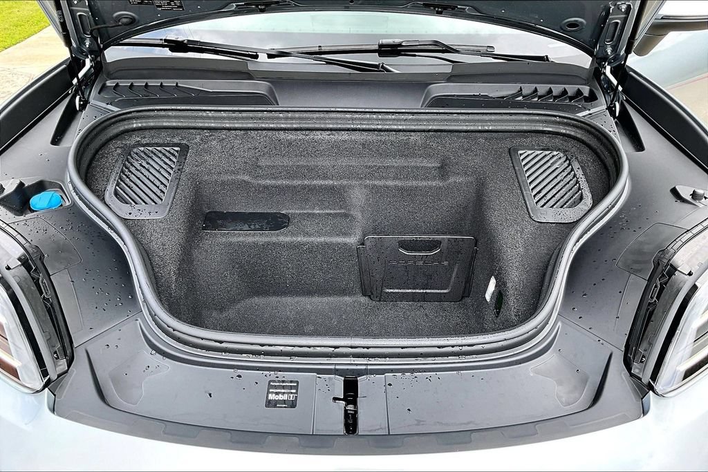 Used 2025 Porsche Macan 4 Electric AWD/4WD image 13