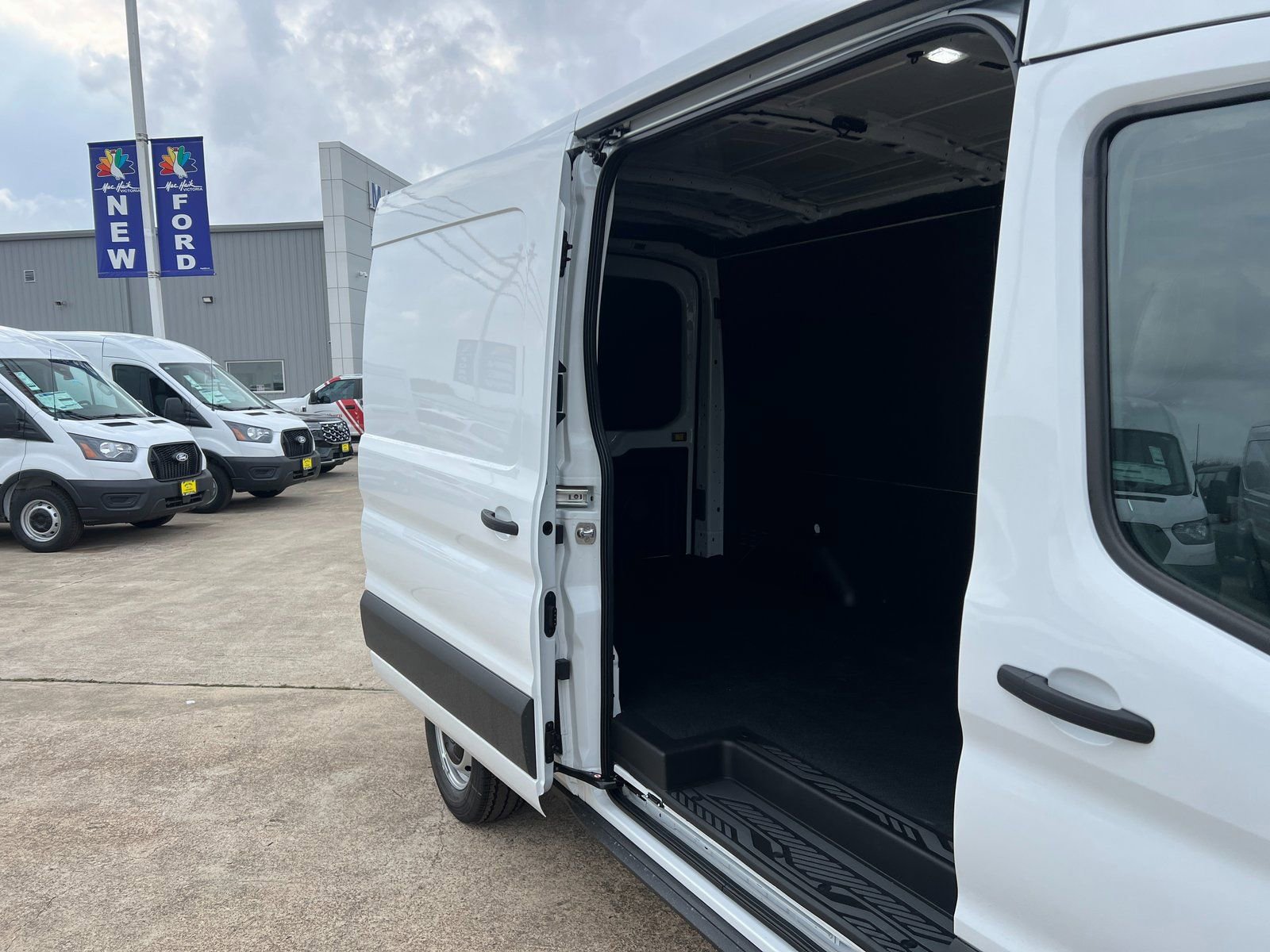 New 2026 Ford Transit 250 148 Medium Roof w/ Load Area Protection Package RWD image 12